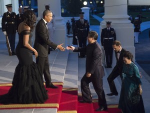 US President Barack Obama and First Lady Michelle Obama greet Chinese President Xi Jinping and his wife, Peng Liyuan, as they arrive for a State Dinner at the White House in Washington, DC, September 25, 2015. AFP PHOTO / SAUL LOEB (Photo credit should read SAUL LOEB/AFP/Getty Images)
