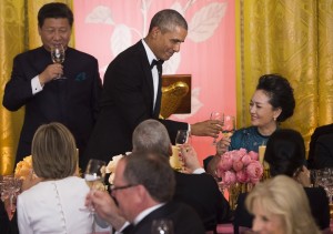 US President Barack Obama and Chinese President Xi Jinping and his wife, Peng Liyuan (R), toast during a State Dinner in the East Room of the White House in Washington, DC, September 25, 2015. AFP PHOTO / SAUL LOEB (Photo credit should read SAUL LOEB/AFP/Getty Images)